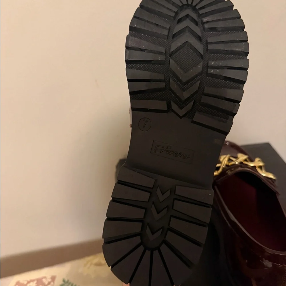 Women’s Patent Leather Chain-Accent Loafers in burgundy - Picture 5 of 6
